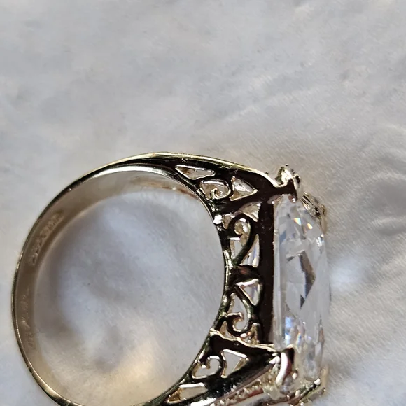 Elegant Silver Women's Ring with Clear Gemstone - Picture 10 of 14
